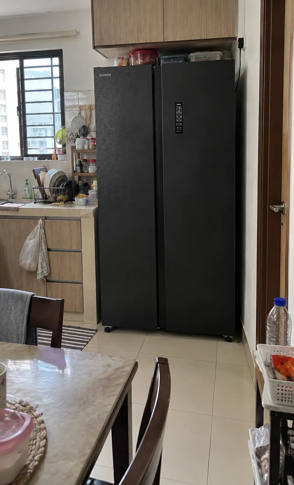 Peti Sejuk Side-by-Side (715L) dalam ruang kediaman, sudut 1